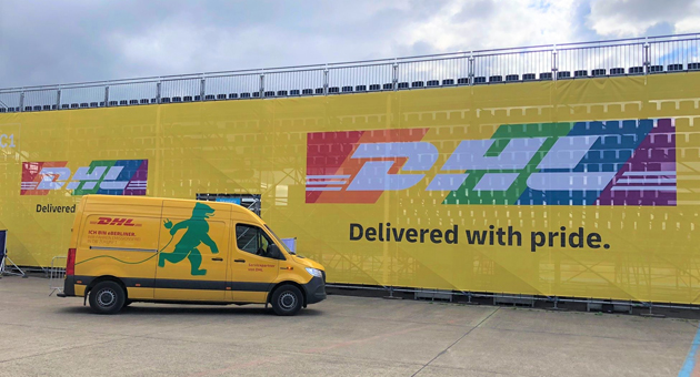 Pinkwashing? DHL setzt sich für diskriminierungsfreien Arbeitsplatz ein - Durch die Kampagne "Delivered with Pride" liefert die Deutsche Post DHL Group zum Pride Month in Regenbogenfarben - Quelle. DPDHL